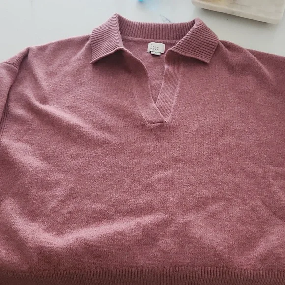 Like new sweater - Picture 2 of 4